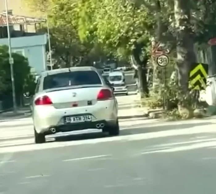 Bursa'da bir otomobil sürücüsünün cadde üzerinde drift yaptığı anlar cep telefonu kamerasına yansıdı.