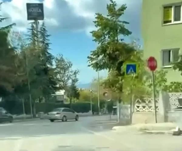Bursa Yıldırım ilçesinde cadde üzerinde otomobille drift yapan sürücünün görüntüsü