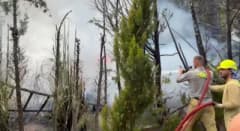 Bursa Keles-Orhaneli yolu üzerindeki düğün platosunda çıkan yangına müdahale eden itfaiye ekipleri