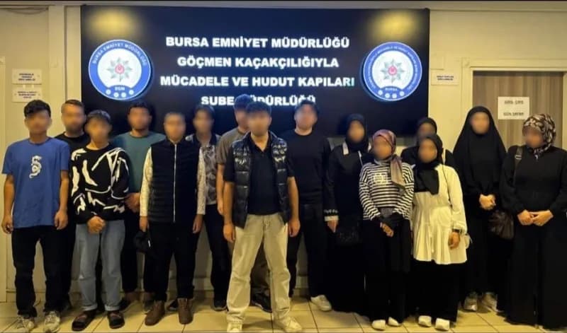Bursa’da polis ekipleri düzensiz göç operasyonu sırasında kaçak göçmenleri gözaltına alıyor