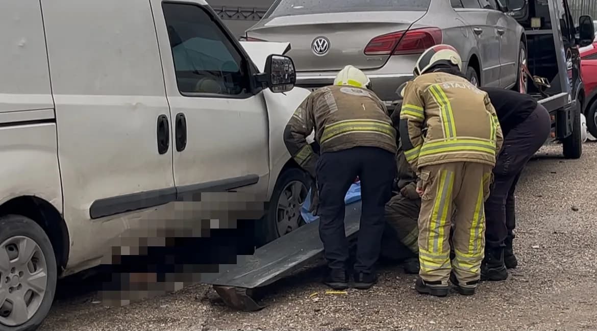 Sağlık ekiplerinin yaptığı kontrolde elektrikli bisiklet sürücüsünün hayatını kaybettiği belirlendi.