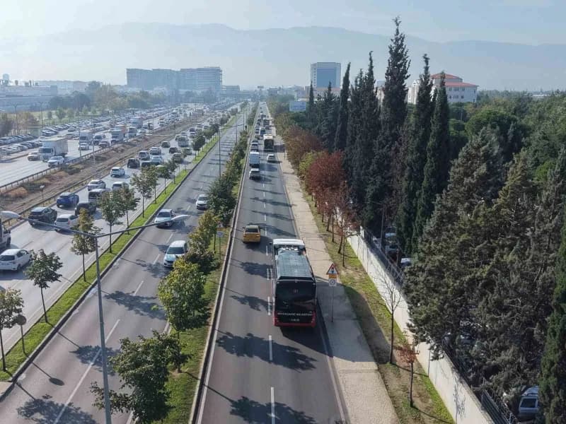 Bursa Büyükşehir Belediyesi tarafından Bursa’ya kazandırılan 4 tane elektrikli otobüs terminal hattında hizmete başladı