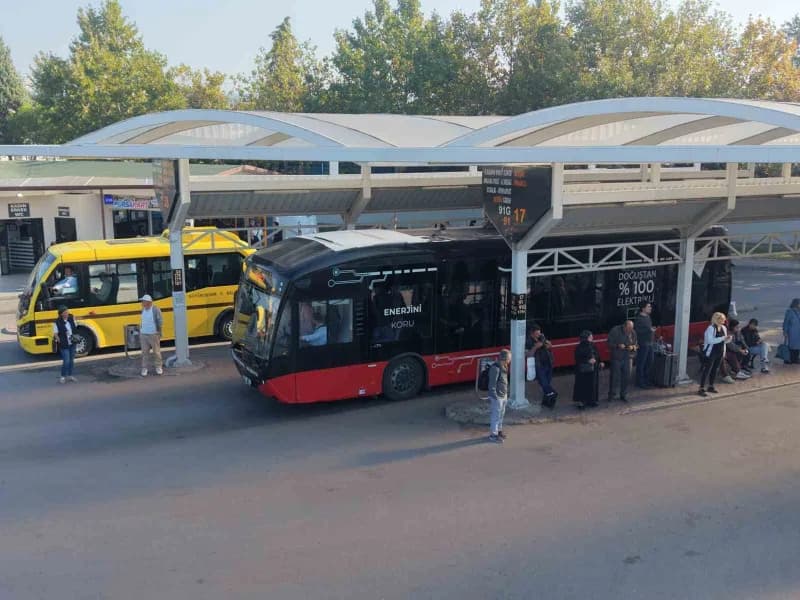 Bursa Büyükşehir Belediyesi tarafından Bursa’ya kazandırılan 4 tane elektrikli otobüs terminal hattında hizmete başladı