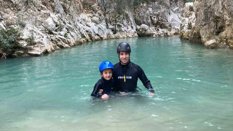 8 yaşındaki Asya Yeşilyurt, Kanyon Bursa Derneği ile Abadiye Kanyonu’nda kanyon geçişi yaparken
