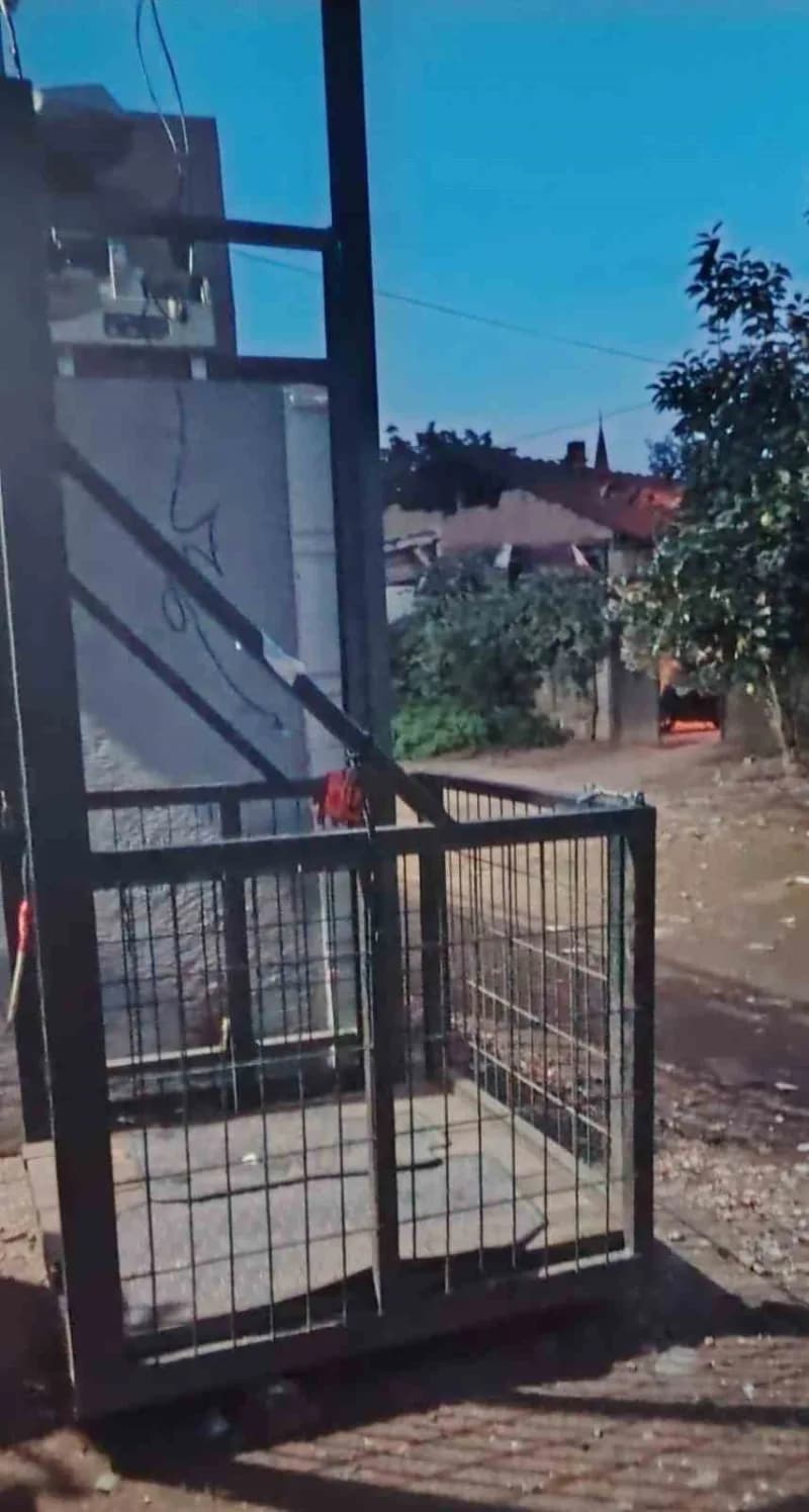 Bursa'nın İnegöl ilçesinde yürüme engelli adam ve eşi, evlerinin dış cephesine kurdurdukları engelli asansörünün yaklaşı