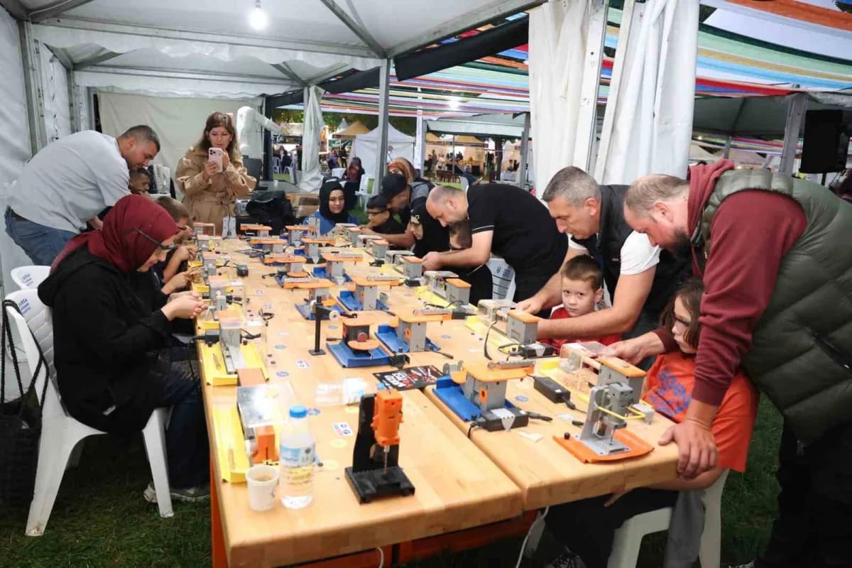 Bursa Gastronomi Festivali'nde çocuklar için hazırlanan etkinlik alanında eğlenen ve spor yapan çocuklar