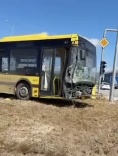 Bursa Gemlik'te yoldan çıkan belediye otobüsünün trafik ışığı trafosuna çarparak maddi hasar oluştuğu kaza bölgesi