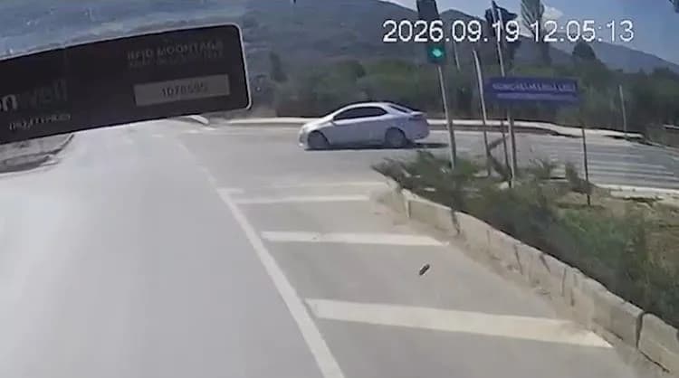 Bursa'daki kaza anı araç kamerasına yansıdı
