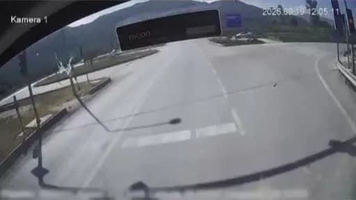 Bursa Gemlik'te belediye otobüsünün kaza yaptığı anın güvenlik kamerası görüntüsü