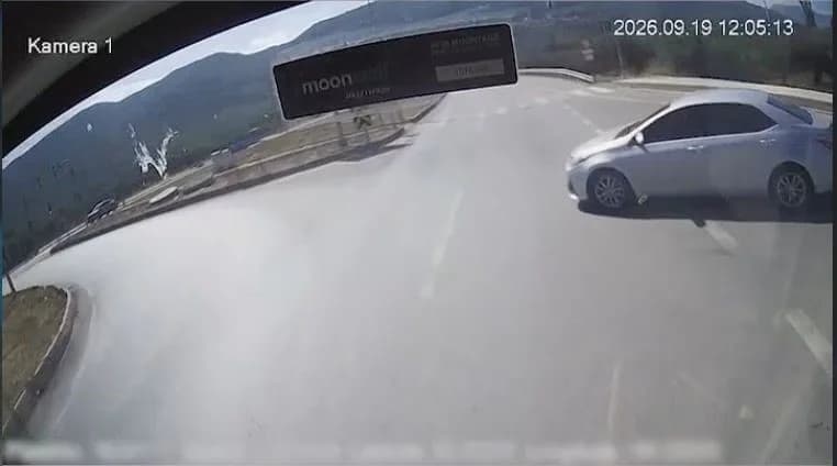 Bursa'daki kaza anı araç kamerasına yansıdı
