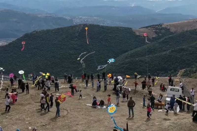 Gemlik ilçesinde, 700 uçurtmanın ücretsiz dağıtıldığı şenlikte çocuklar aileleriyle birlikte doyasıya eğlendi.