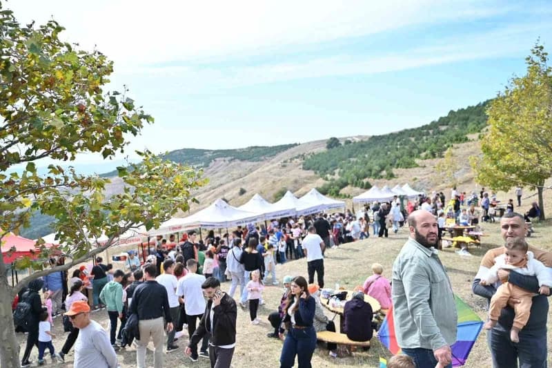 Gemlik ilçesinde, 700 uçurtmanın ücretsiz dağıtıldığı şenlikte çocuklar aileleriyle birlikte doyasıya eğlendi.