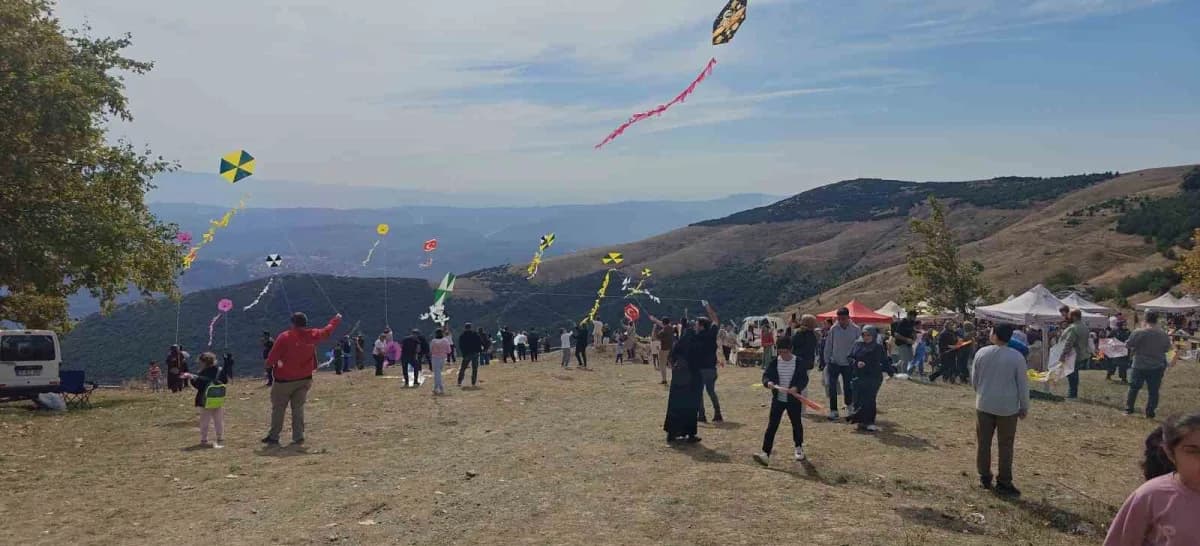 Gemlik ilçesinde, 700 uçurtmanın ücretsiz dağıtıldığı şenlikte çocuklar aileleriyle birlikte doyasıya eğlendi.