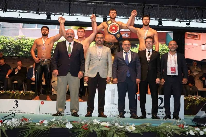 Bursa Büyükşehir Belediyespor güreşçisi Alperen Düzenci, Yağlı Güreş Cumhurbaşkanlığı Kupası’nda mücadele ederken