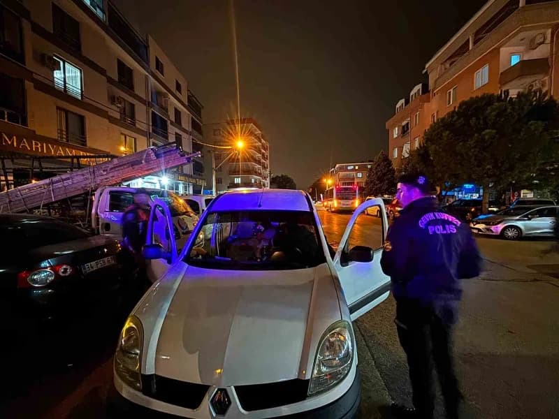 Bursa Gürsu ilçesinde polis ekiplerinin asayiş uygulaması sırasında araç ve şahıs kontrolleri