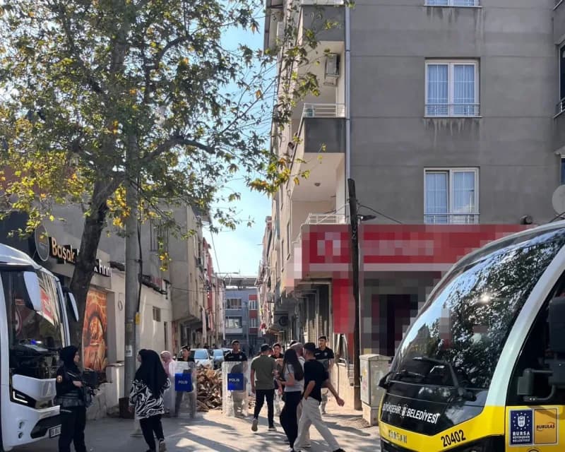 Bursa Gürsu ilçesinde çay ocağı önünde silahlı saldırı sonrası polis incelemesi
