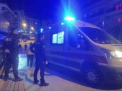 Bursa Mudanya'da kaldırım kenarındaki çukura düşen güvenlik görevlisi sağlık ekipleri tarafından müdahale edilirken