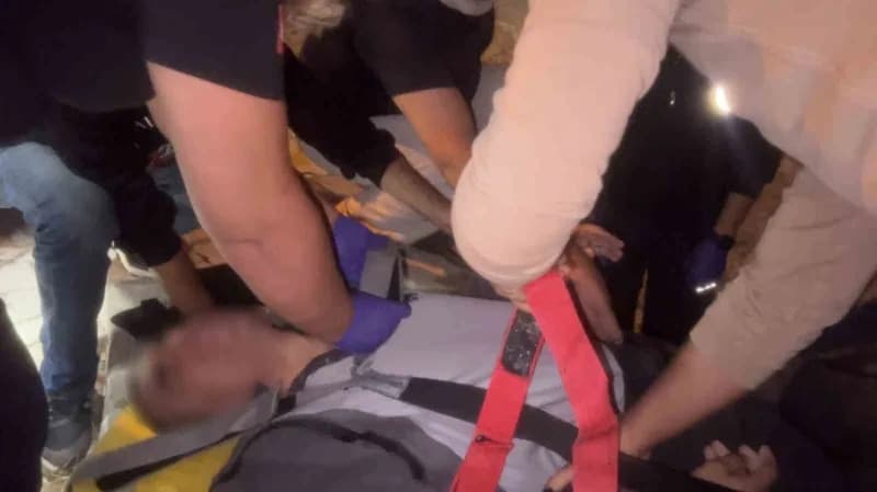 Bursa'da bir sitenin güvenlik görevlisi olarak çalışan 46 yaşındaki adam, devriye sırasında arkasından gelen köpeğin hav