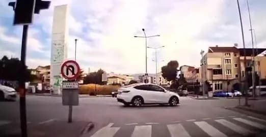Bursa’da hatalı dönüş yapan otomobil, karşı yönden gelen otomobille çarpıştı. İki otomobilin karıştığı kaza anı, seyir h