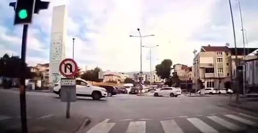 Bursa’da hatalı dönüş yapan otomobil, karşı yönden gelen otomobille çarpıştı. İki otomobilin karıştığı kaza anı, seyir h