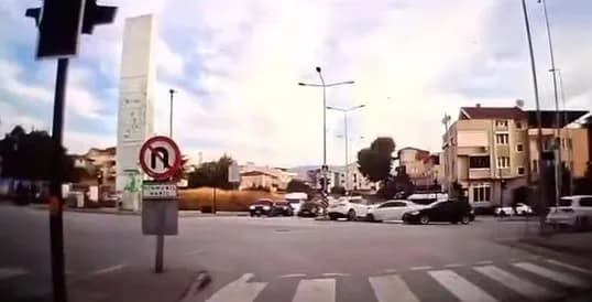 Bursa’da hatalı dönüş yapan otomobil, karşı yönden gelen otomobille çarpıştı. İki otomobilin karıştığı kaza anı, seyir h