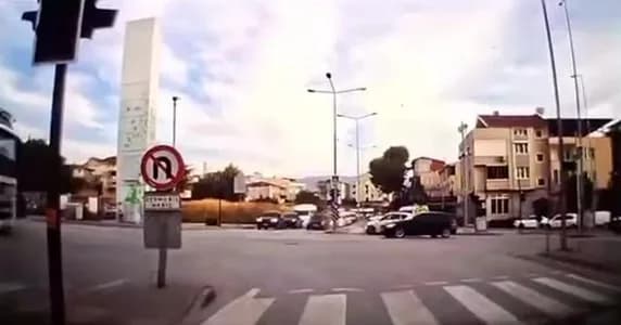 Bursa’da hatalı dönüş yapan otomobil, karşı yönden gelen otomobille çarpıştı. İki otomobilin karıştığı kaza anı, seyir h
