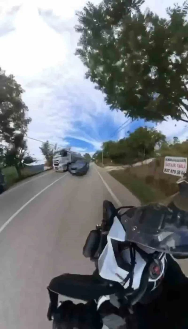 Bursa Uludağ Yolu’nda sollama yapan otomobil ve motosikletin kaza anı kask kamerasında