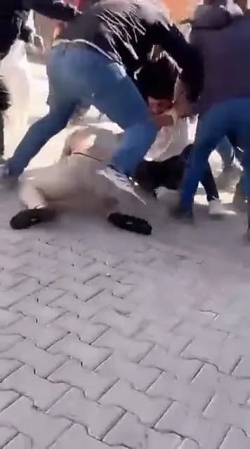 Bursa İnegöl Cerrah Mahallesi'nde inşaat işçileri ile müteahhit arasında çıkan kavga anı