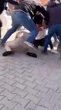 Bursa İnegöl Cerrah Mahallesi'nde inşaat işçileri ile müteahhit arasında çıkan kavga anı