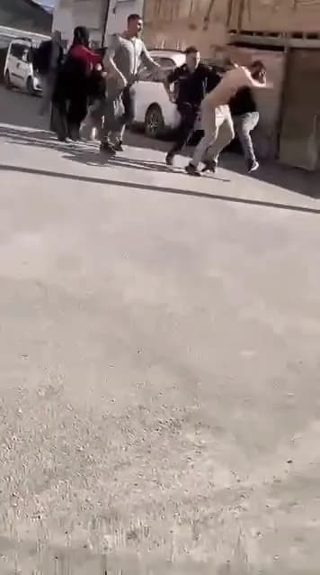 Müteahhit ile inşaat işçileri arasında alacak-verecek meselesi nedeniyle tartışma çıktı. Tartışmanın kısa sürede büyümes