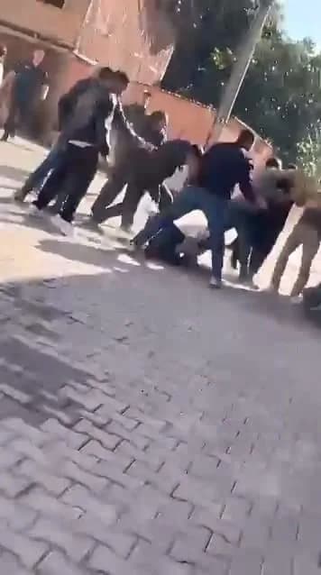 Taraflar birbirlerine tekme ve yumruklarla saldırırken, çevrede bulunanlar da yaşananları cep telefonu kamerasıyla kayde