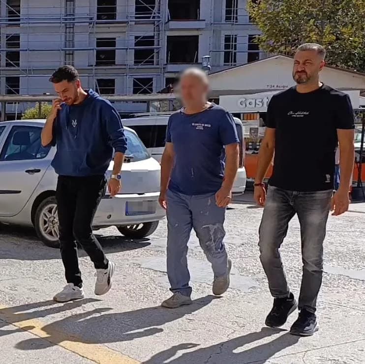 Bursa İnegöl Kemalpaşa Mahallesi Hastane Mezarlığı'nda baltalı kavga sonrası polis ve sağlık ekipleri olay yerinde