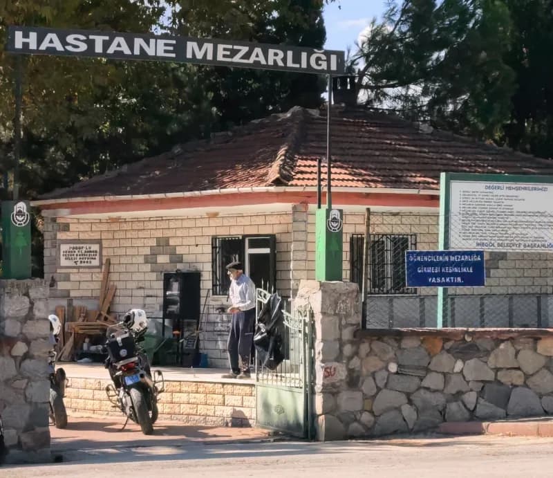 Bursa’nın İnegöl ilçesinde mezarlıkta karşılaşan ve aralarında husumet bulunduğu öğrenilen iki kişi arasında çıkan kavga