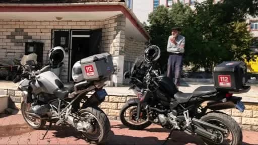 Bursa İnegöl Kemalpaşa Mahallesi Hastane Mezarlığı'nda baltalı kavga sonrası polis ve sağlık ekipleri olay yerinde