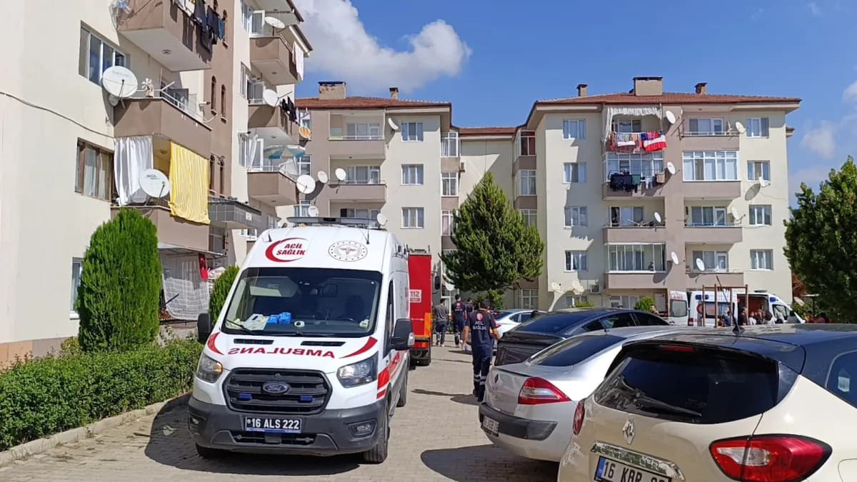 Bursa’nın İnegöl ilçesinde bir apartman dairesinin mutfağında çıkan yangın paniğe neden oldu. Yangın sırasında dairede b