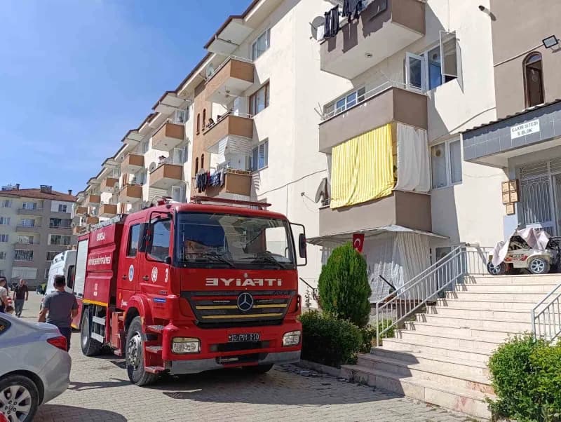 Bursa’nın İnegöl ilçesinde bir apartman dairesinin mutfağında çıkan yangın paniğe neden oldu. Yangın sırasında dairede b