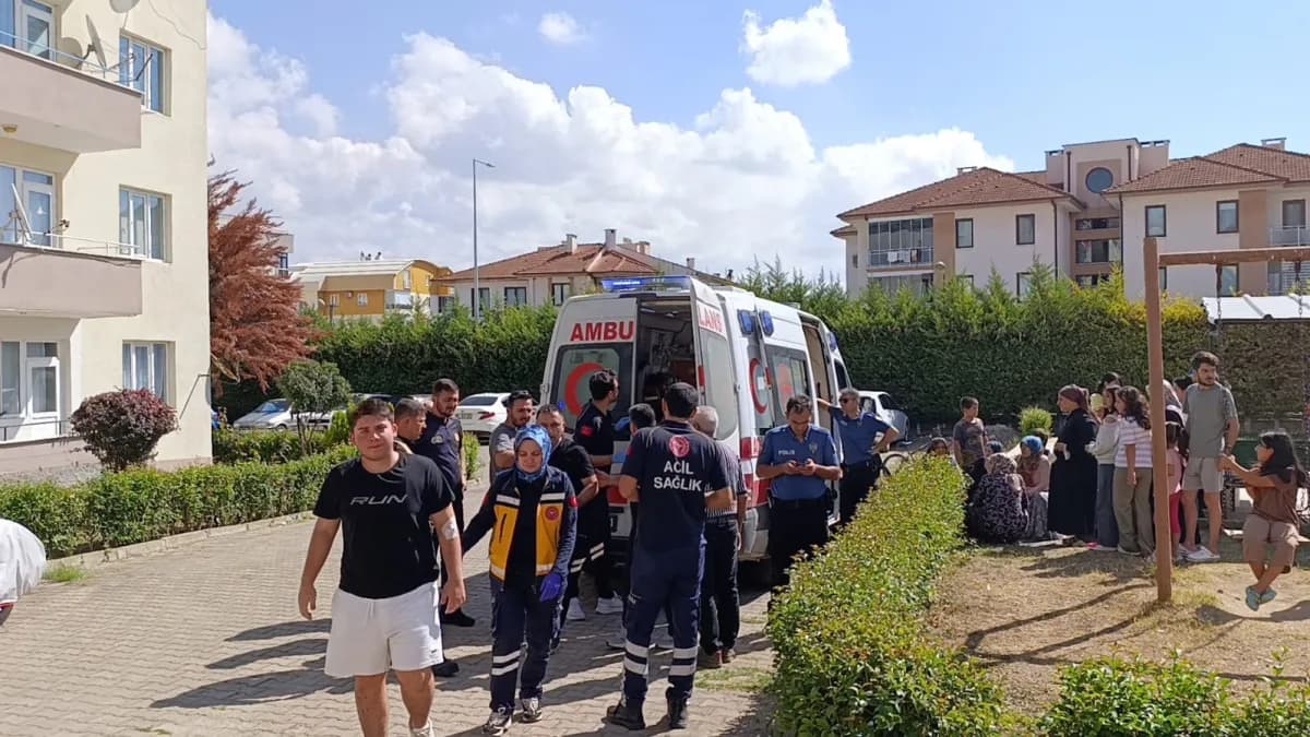 Bursa İnegöl'de mutfakta çıkan yangına itfaiye müdahale ediyor