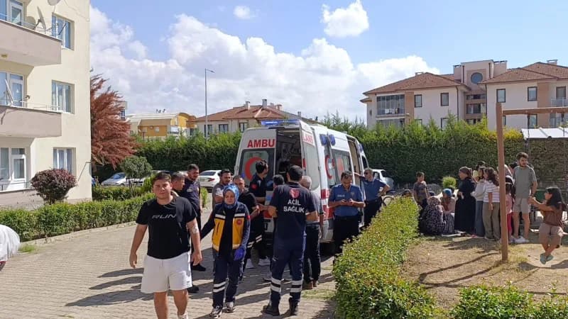Bursa İnegöl'de mutfakta çıkan yangına itfaiye müdahale ediyor