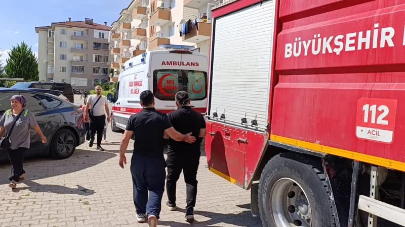 Bursa’nın İnegöl ilçesinde bir apartman dairesinin mutfağında çıkan yangın paniğe neden oldu. Yangın sırasında dairede b