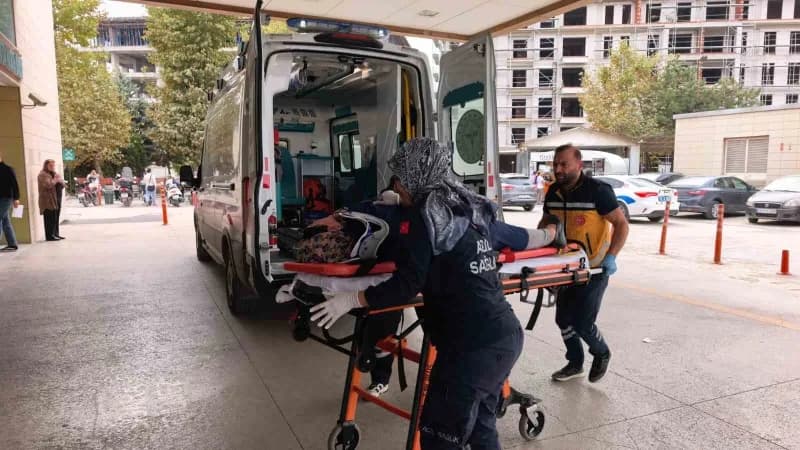 İnegöl ilçesinde özel halk otobüsünün çarptığı yaşlı kadın ağır yaralandı.