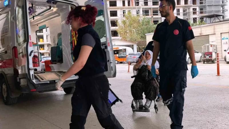 Yaralı çift, ambulanslarla İnegöl Devlet Hastanesi’ne kaldırılarak tedavi altına alındı.
