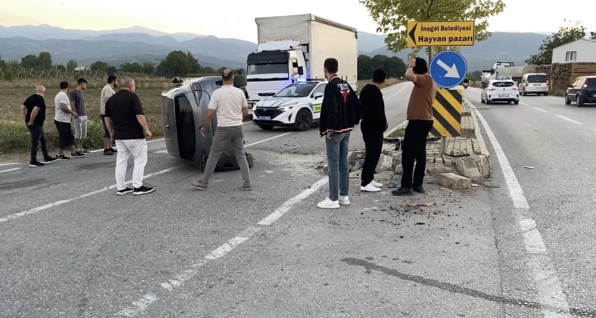 Bursa İnegöl'de refüje çarpan ve devrilen otomobilin güvenlik kamerası görüntüsü