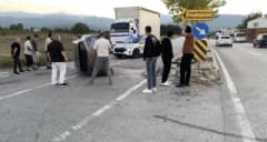 Bursa İnegöl'de refüje çarpan ve devrilen otomobilin güvenlik kamerası görüntüsü