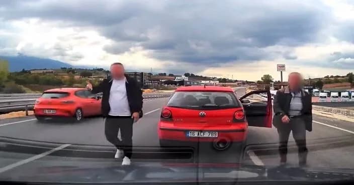 Bursa İnegöl’de yol kesme olayında trafik ekipleri ve araçlar