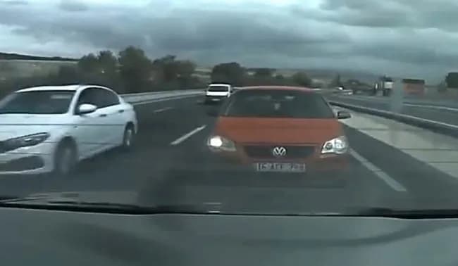 Bursa'nın İnegöl ilçesinde seyir halindeki bir otomobilin önünü keserek araçtan inen sürücü ve yolcuya toplam 360 bin TL
