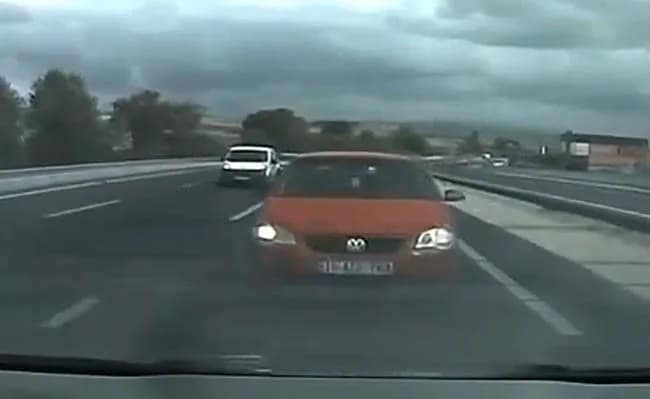 Bursa'nın İnegöl ilçesinde seyir halindeki bir otomobilin önünü keserek araçtan inen sürücü ve yolcuya toplam 360 bin TL
