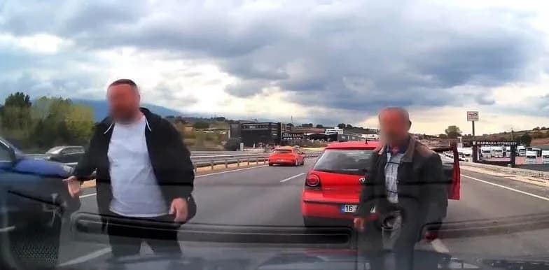 Bursa'nın İnegöl ilçesinde seyir halindeki bir otomobilin önünü keserek araçtan inen sürücü ve yolcuya toplam 360 bin TL