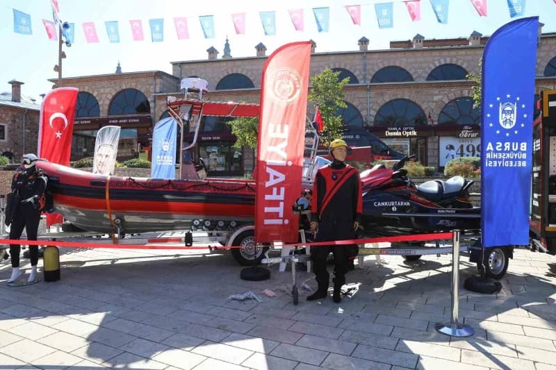 Bursa Büyükşehir Belediye Başkan Vekili Şahin Biba itfaiye personeliyle birlikte İtfaiye Haftası etkinliğinde