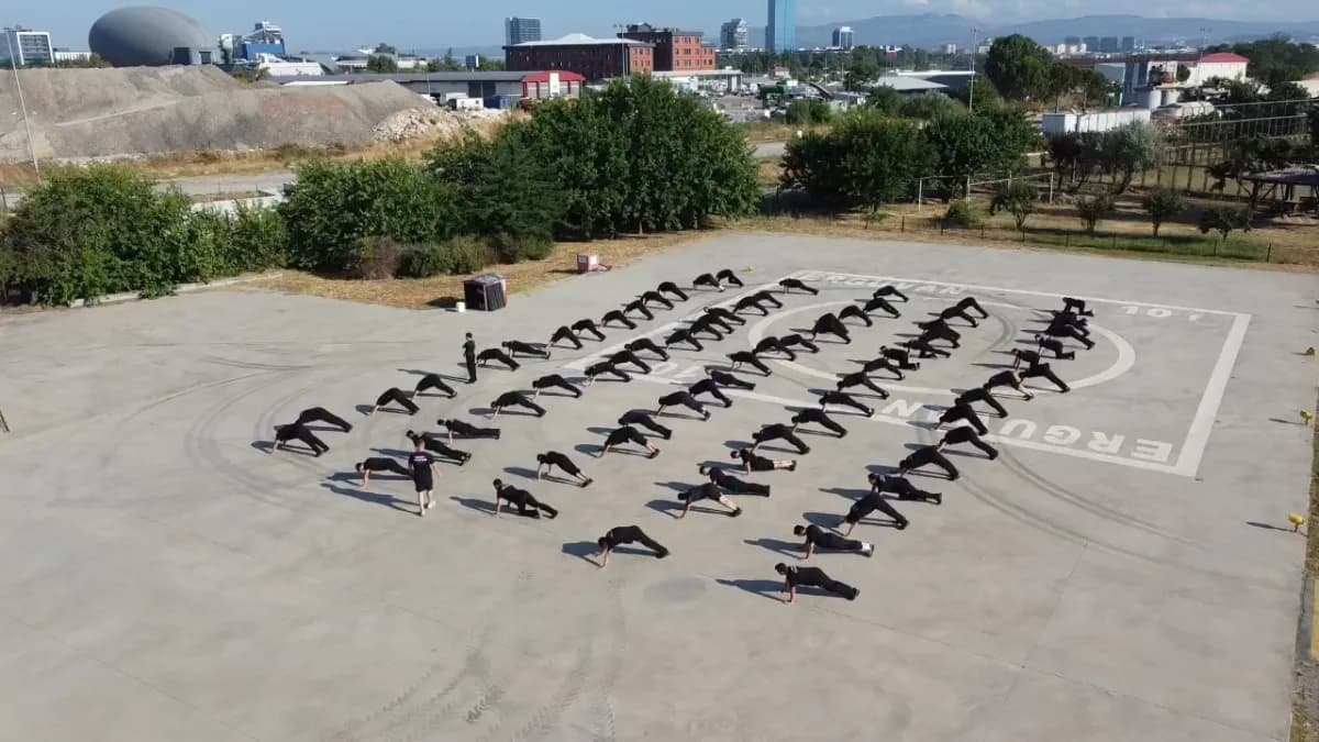 Bursa'da itfaiyeci adayları zorlu komando eğitimine benzer yangın ve arama kurtarma tatbikatlarında görev yapıyor