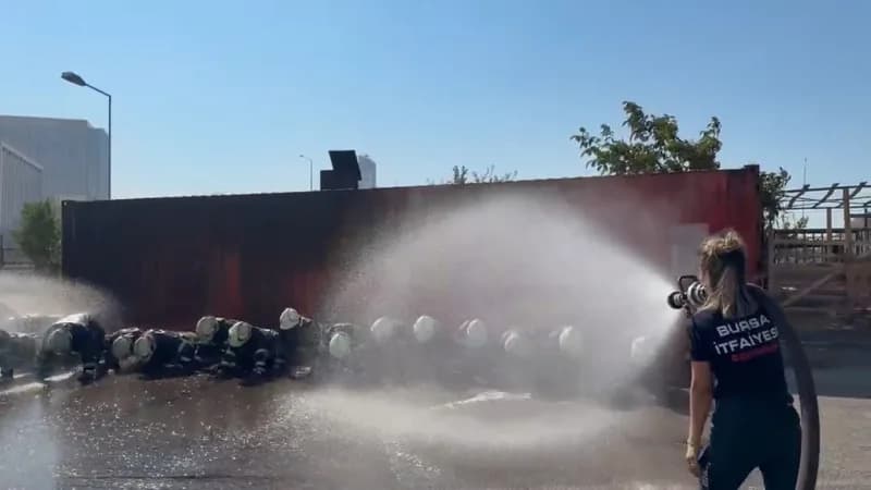 Bursa'da itfaiyeci olabilmek için ter döken 148 kursiyer komandoları aratmıyor. Büyükşehir Belediyesi İtfaiye Daire Başk